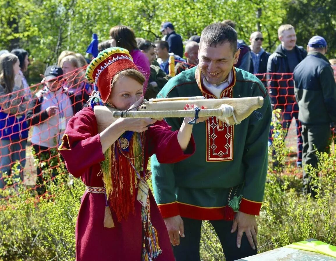 Национальные праздники игры. Традиции саамов Мурманской области. Саамские игры Ловозеро. Ловозеро саамы. Саамский футбол Ловозеро.