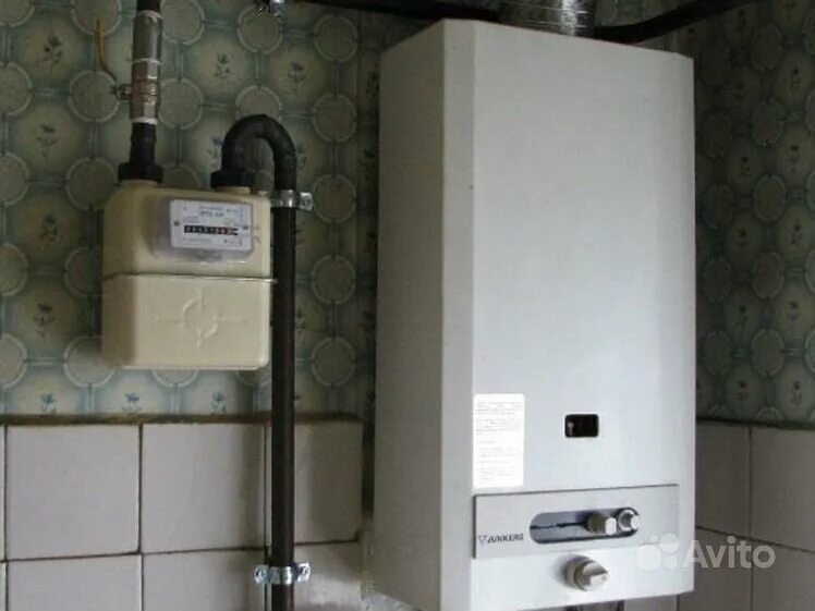 Монтаж настенного газового котла. Газовая колонка в частном доме. Установка котла колонки. Обвязка двухконтурного газового котла будерус. Монтаж газового водонагревателя.