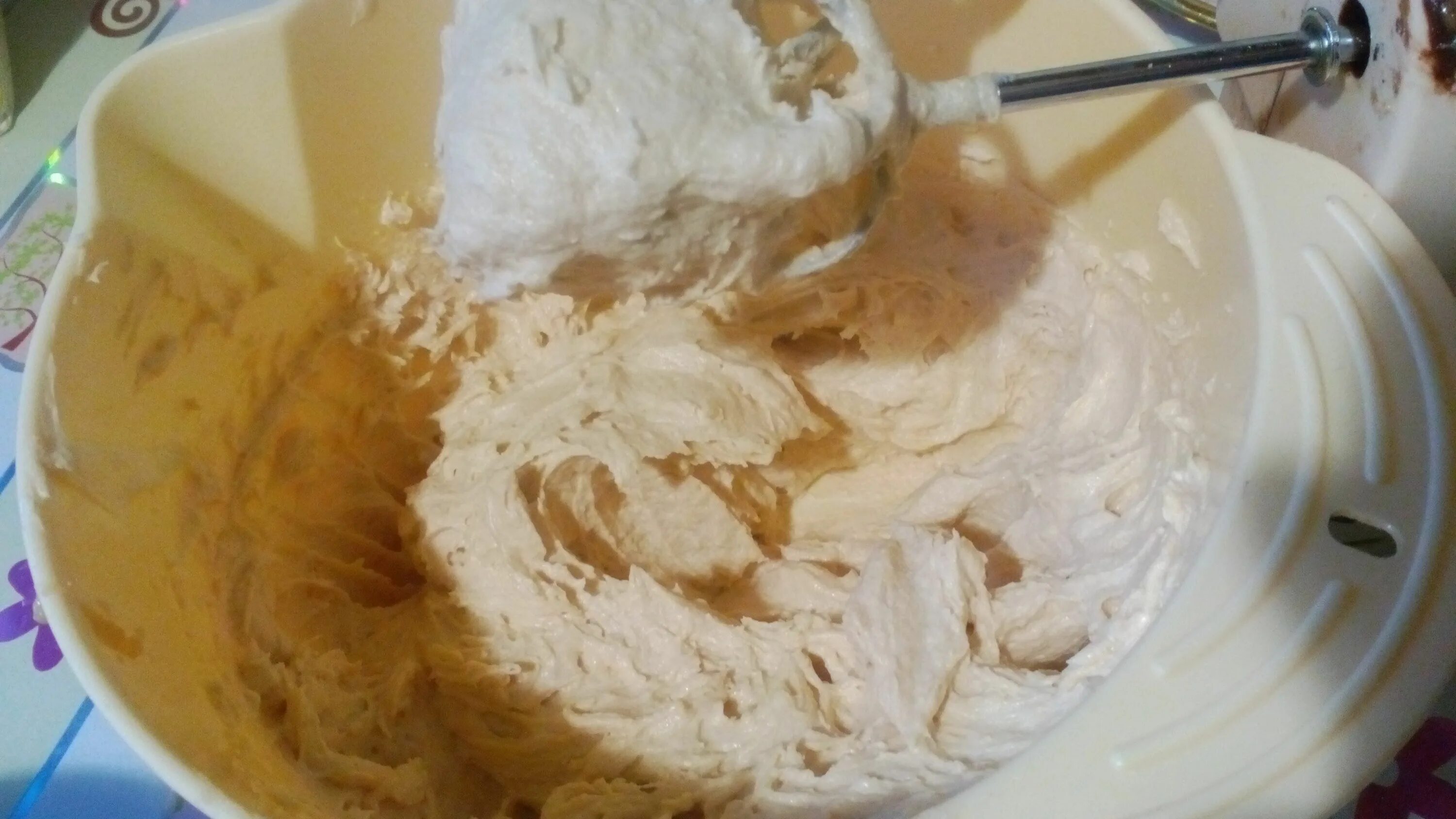 Медовый крем со сливками. Торт с толстым слоем крема. Крем из сгущенки и лимона. Крем для торта. Взбитое сливочное масло.