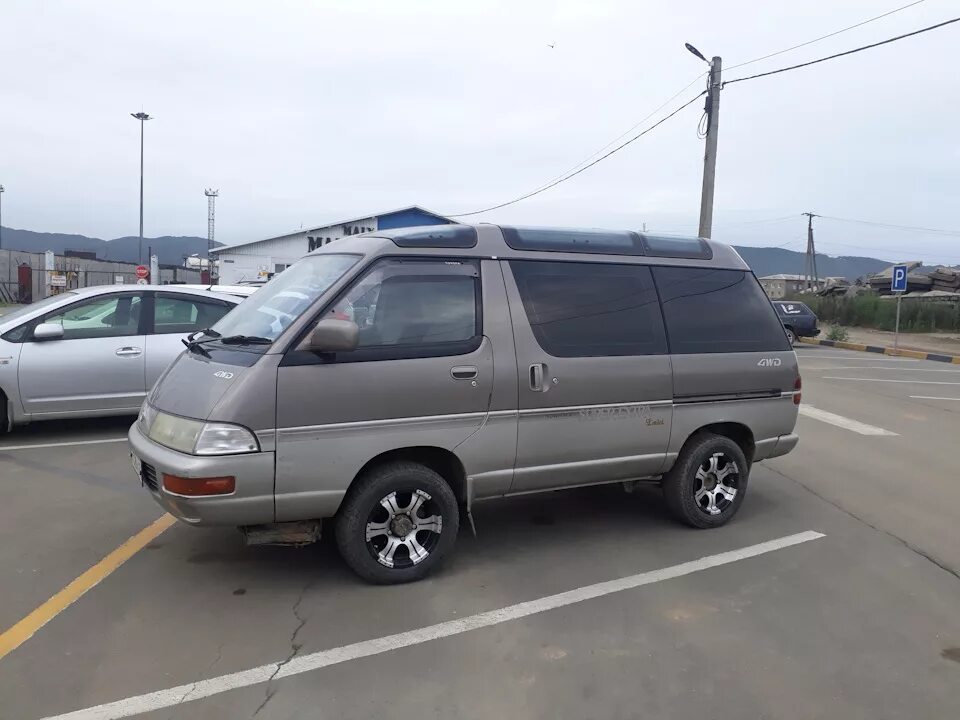 Тойота таун айс приморский край. Тойота Таун айс 1994. Toyota Lite Ace, 1994. Диски Тойота Лайт Эйс. Тойота Таун айс на дисках.