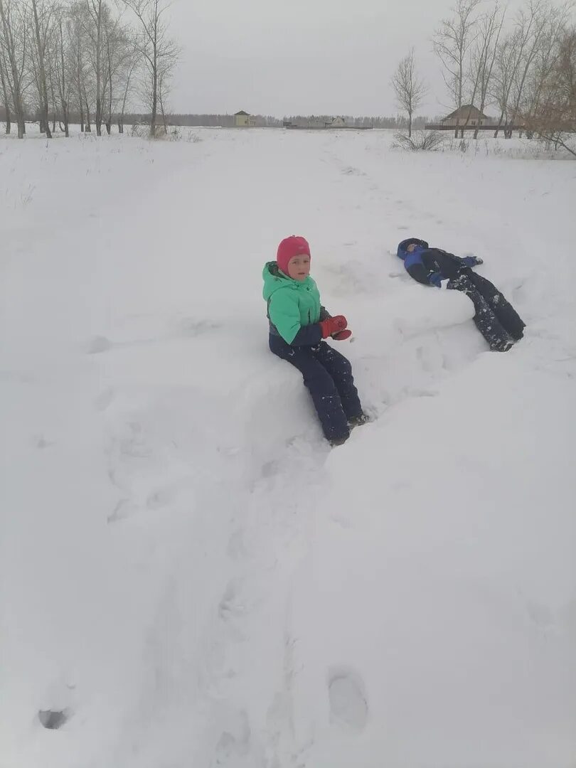 В школу по сугробам Омск. Школьник в сугробе. По сугробам. Сугробы по колено