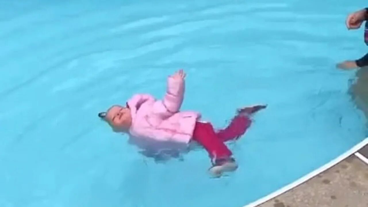 Кинули в бассейн. Девочка упала в бассейн. Ребенок падает в бассейн. Бассейн для годовалого ребенка.