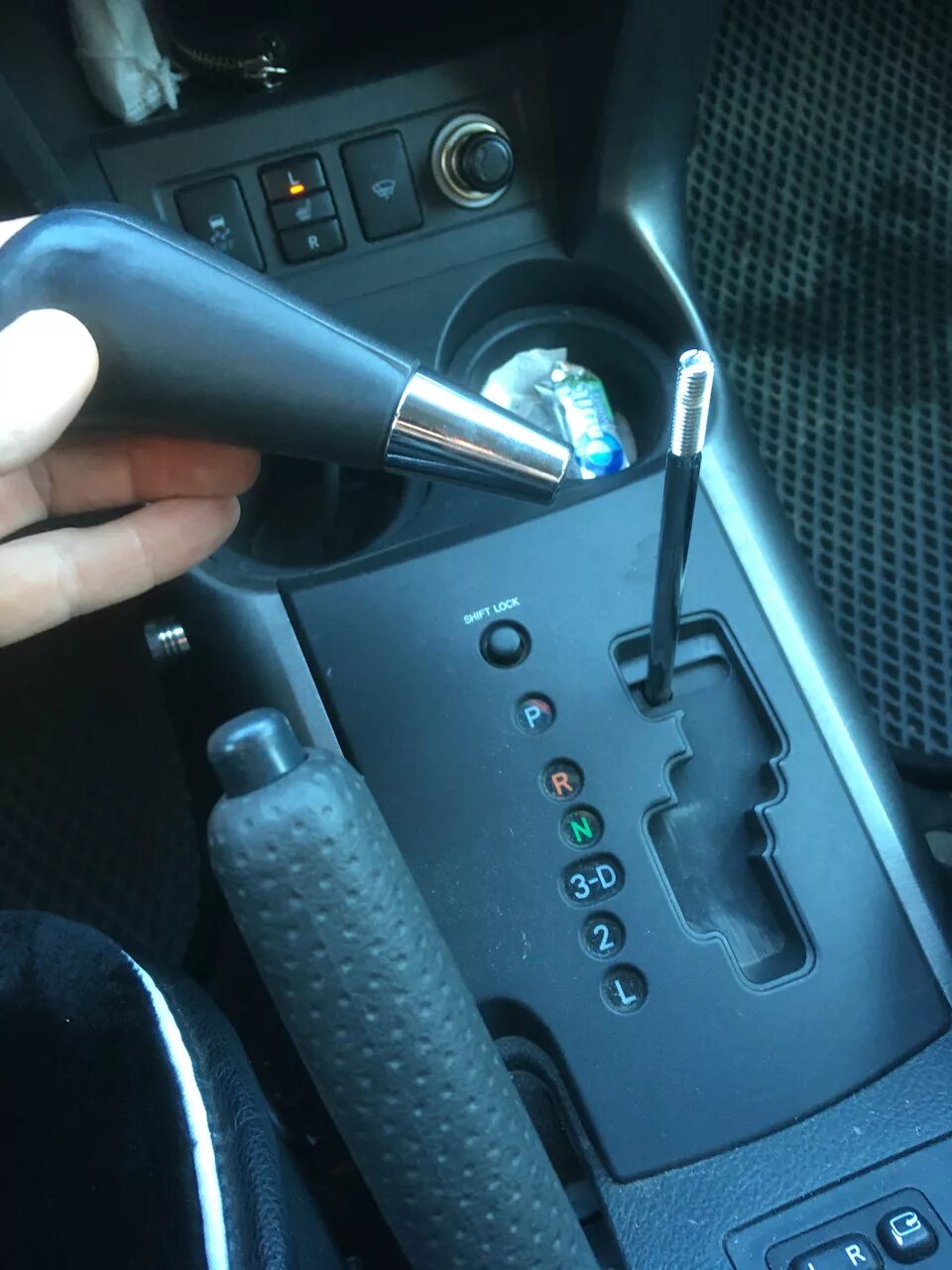 Подсветка селектора акпп ниссан ноут. Как поменять лампочку на селекторе. Хонда стрим замена лампочек на селекторе акпп. Каризма митсубиси лампочки в салон. Как поменять лампочку на селекторе.