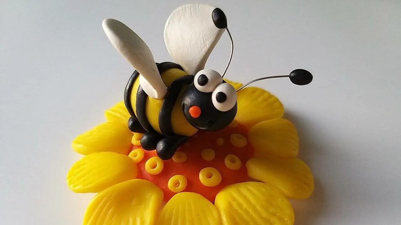 Пчелка из киндера. Пчела из пластилина. Лепка Пчелка. Поделка Пчелка. Пчёлка из пластилина для малышей.