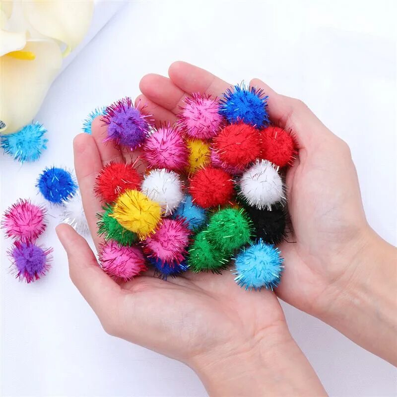 Игрушки из помпонов пряжи. Игрушки пон пон. Игрушки пон пон. Игрушки из помпонов. Разноцветные помпоны.