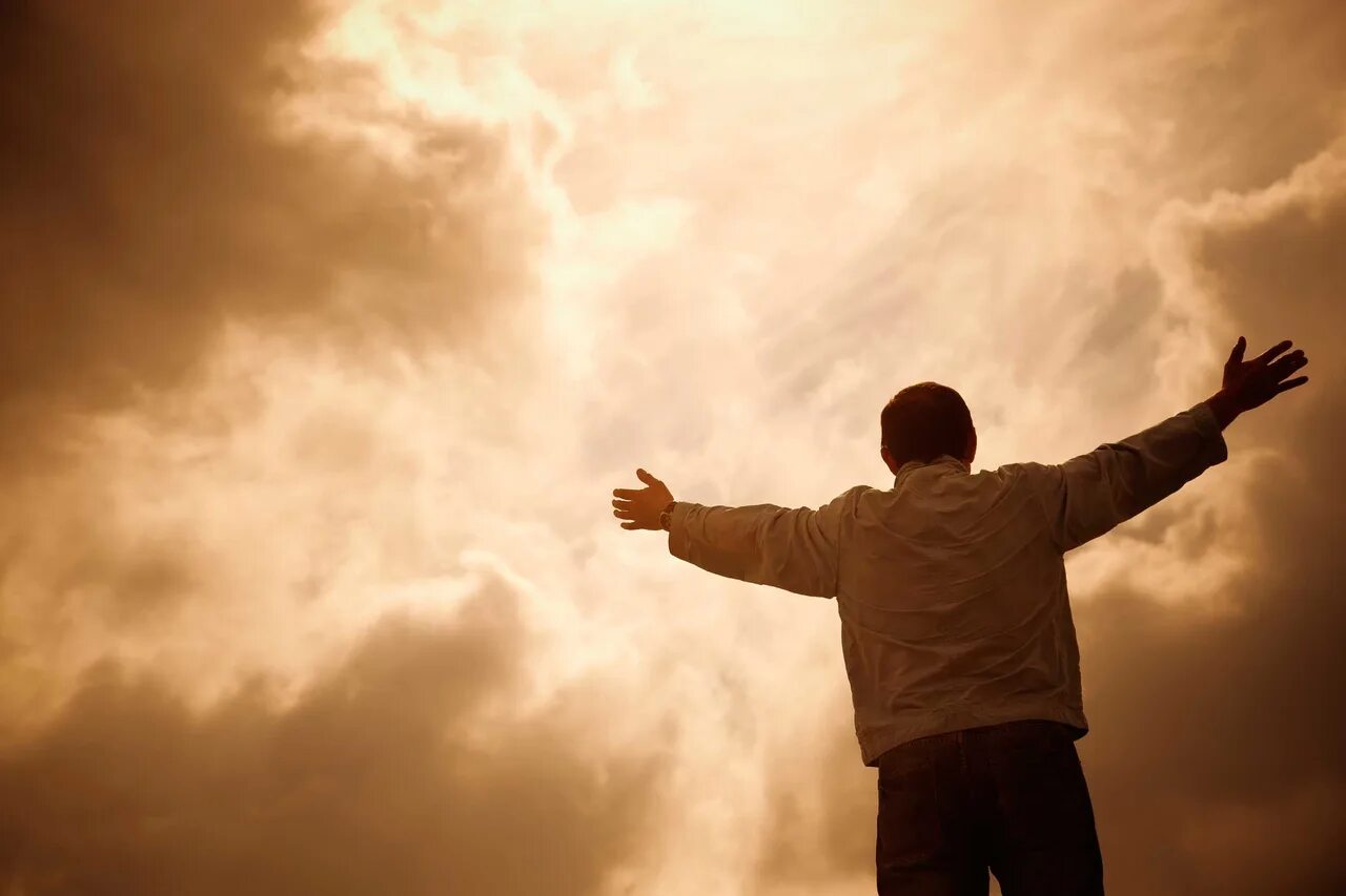 Человек молится. Человек молится небесам. Молиться Богу. Человек молится в небо.