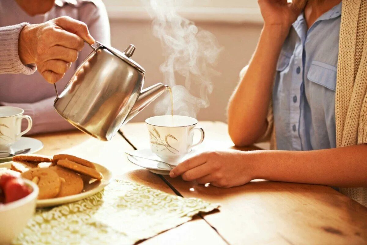 Почему пьют чай. Наливает чай. Девушка наливает чай. Пью чай. Человек наливает чай.