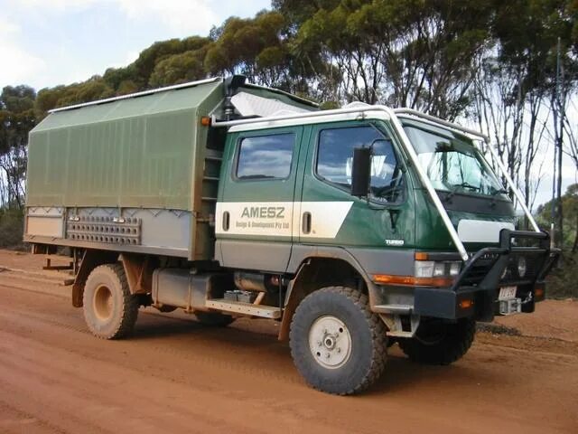 Грузовики 4вд приморский край. Митсубиси Кантер двухкабинник 4х4. Mitsubishi Fuso Canter 4х4. Mitsubishi Fuso Canter Double Cab 4x4. Mitsubishi Fuso Canter двухкабинник.