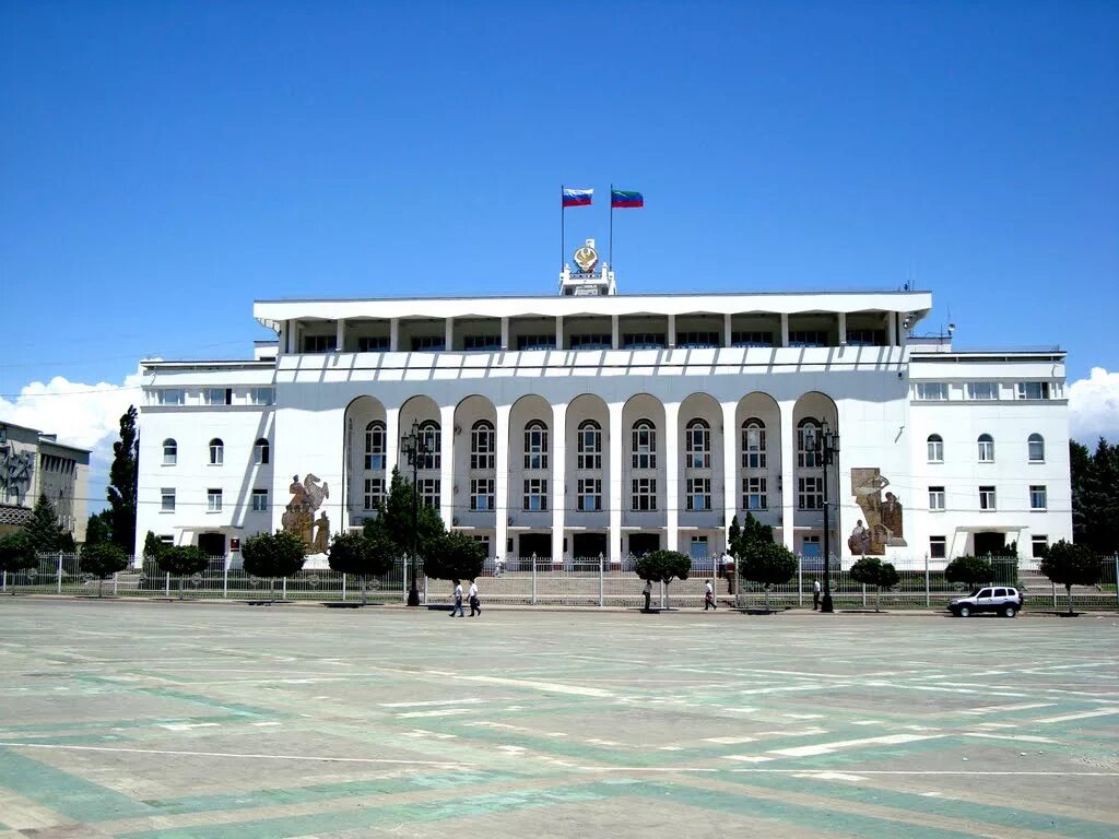 Столица махачкала центр. Махачкала улица буйнакского достопримечательности. Площадь и улица ленина в махачкале. Столица дагестана махачкала достопримечательности. Дагестан центр города махачкала.