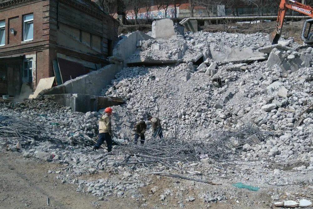 Демонтаж кирпичного здания. Демонтаж занимает. Замена насоса 7000-210 демонтажные работы. Демонтаж стен и перегородок. Демонтаж занимает.