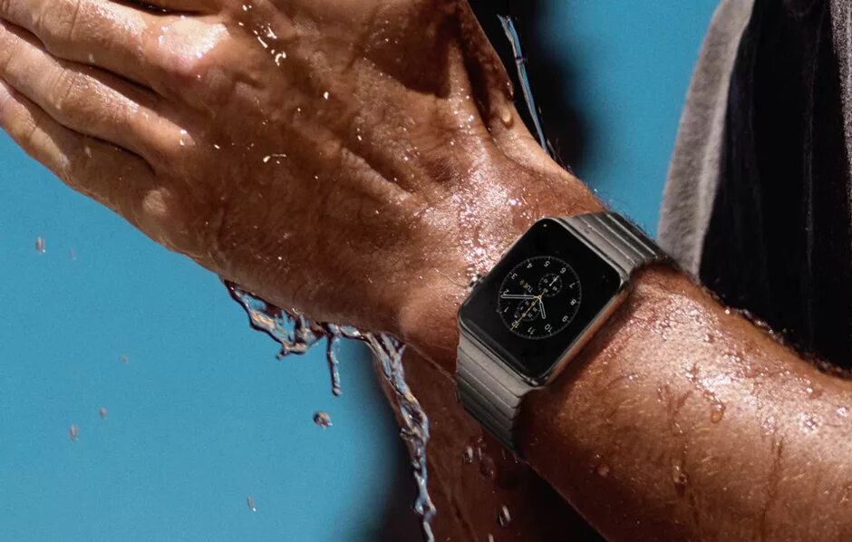 Apple watch водонепроницаемые. Смарт часы под водой. Часы Waterproof watch. Эппл вотч в воде. Смарт часы в воде