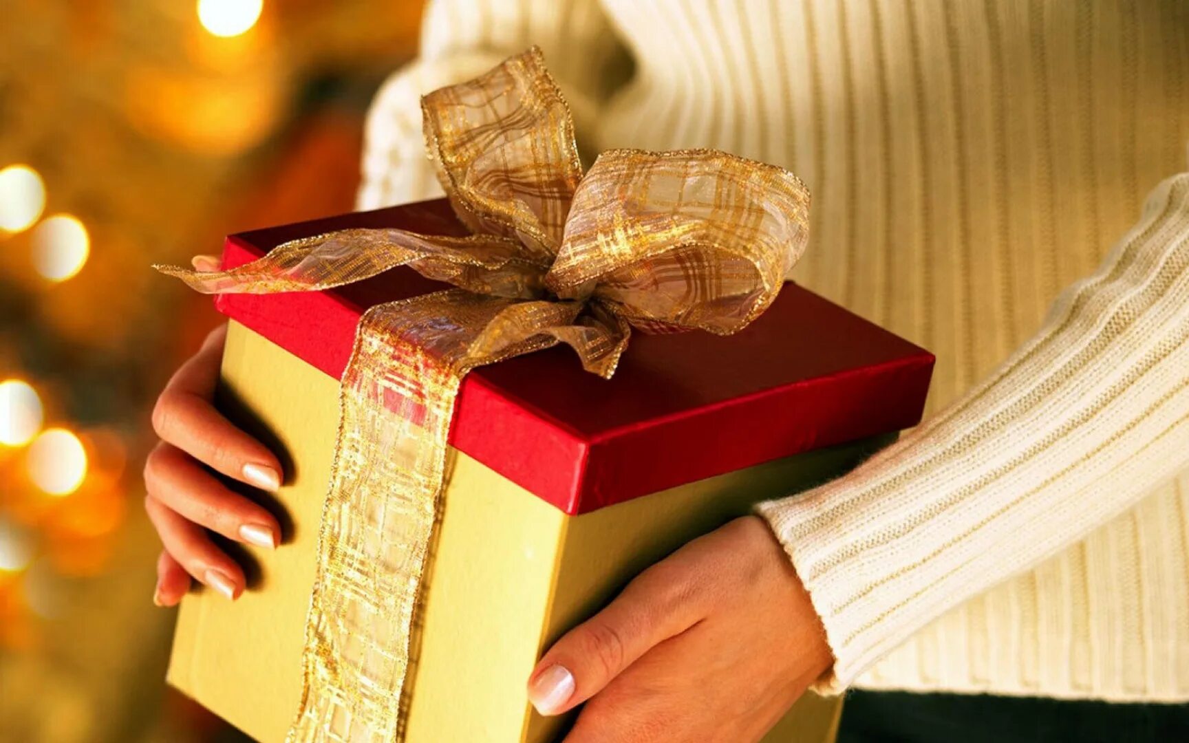 Сон подарок от бывшего. Самый ненужный подарок. Новый год. Во сне дарят цветы во сне к чему. Женщина держит янтарь.