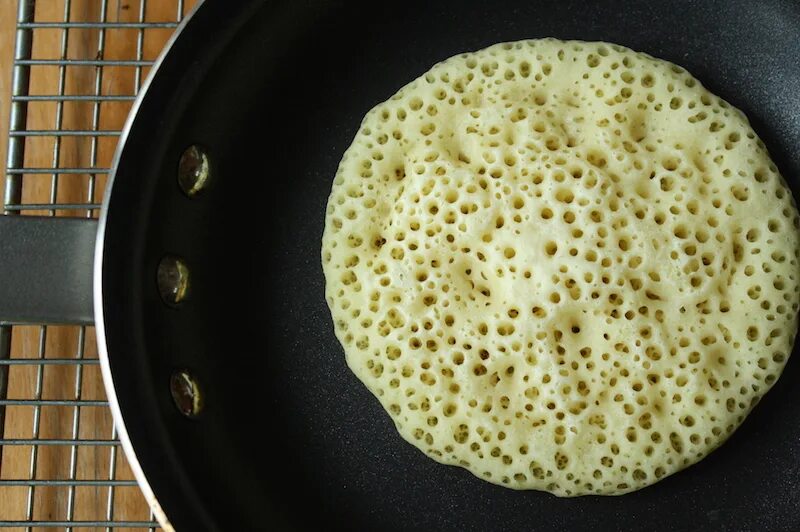 Марокканские блины с дырочками манкой. Блины Багрир. Марокканские блинчики Багрир. Блины сеточкой. Марокканские блины с манкой.