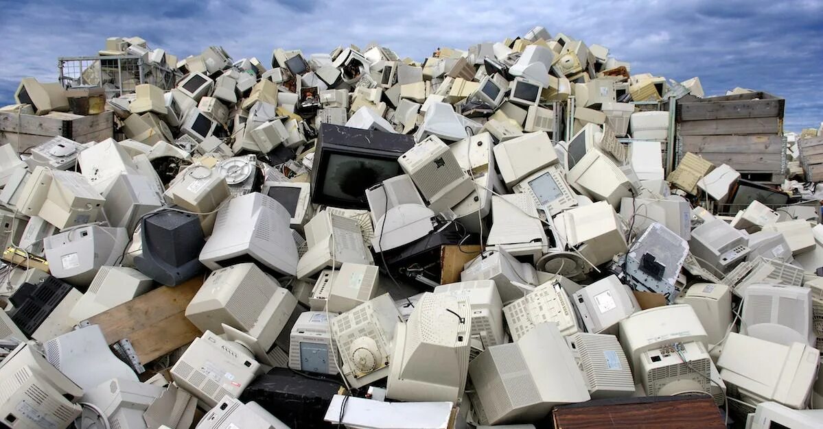 Свалка мобильных телефонов. Куда сдать разбитый. Много телефонов. Куда сдать градусник. Утилизация телефонов.
