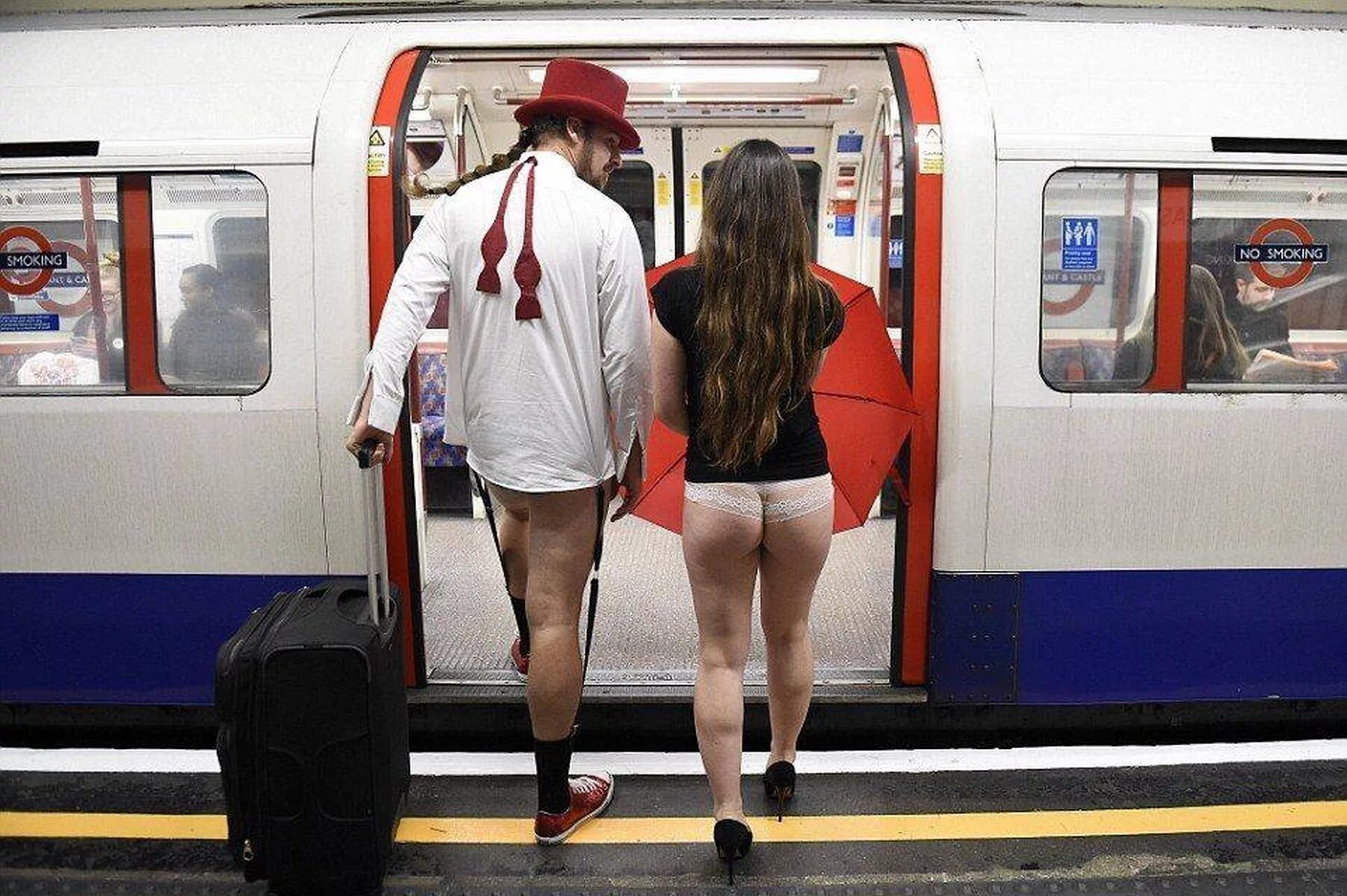 Женщины без штанов. No Pants Subway Ride Москва. Флэшмоб в метро без штанов в Москве 2017. Девушки в метро. Девушки в общественном транспорте.