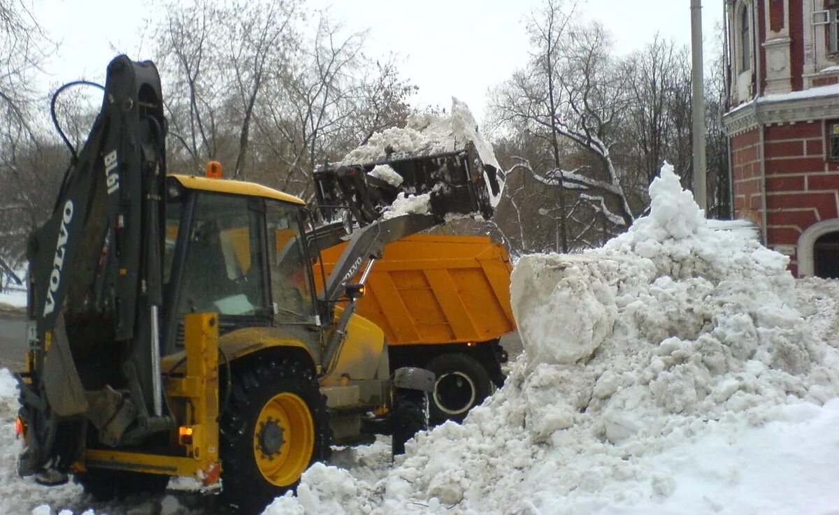 Вывоз снега buy ticket. Volvo bl71b уборка снега. Уборка снега экскаватором погрузчиком JCB. Экскаватор погрузчик JCB снег. Мини погрузчик JCB 135 уборка снега.