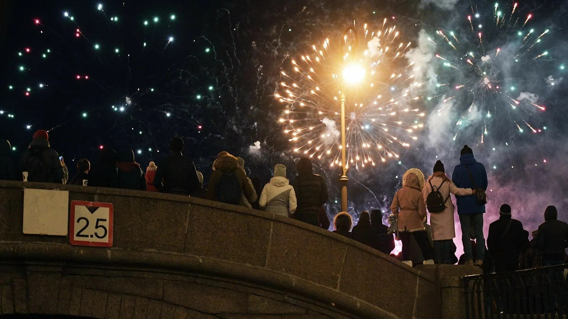 3000 мигрантов в новогоднюю ночь. Новый год в россии. москва ночью новый год. мигранты новогодняя ночь. что будет в новогоднюю ночь.