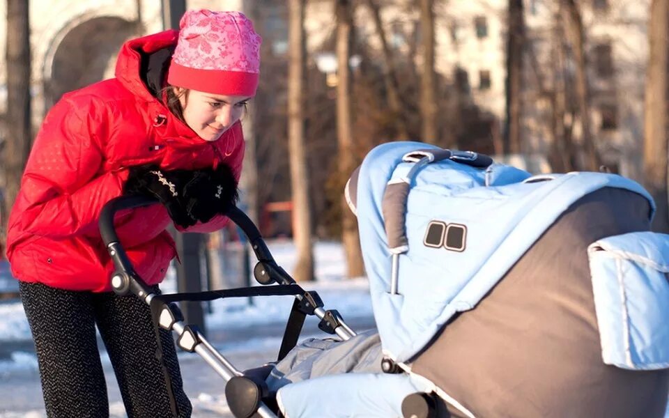 Сколько гулять с новорожденным в месяц. Ребенок в коляске. Прогулка с малышом в коляске. Прогулка с ребенком зимой в коляске. Дети на прогулке зимой.