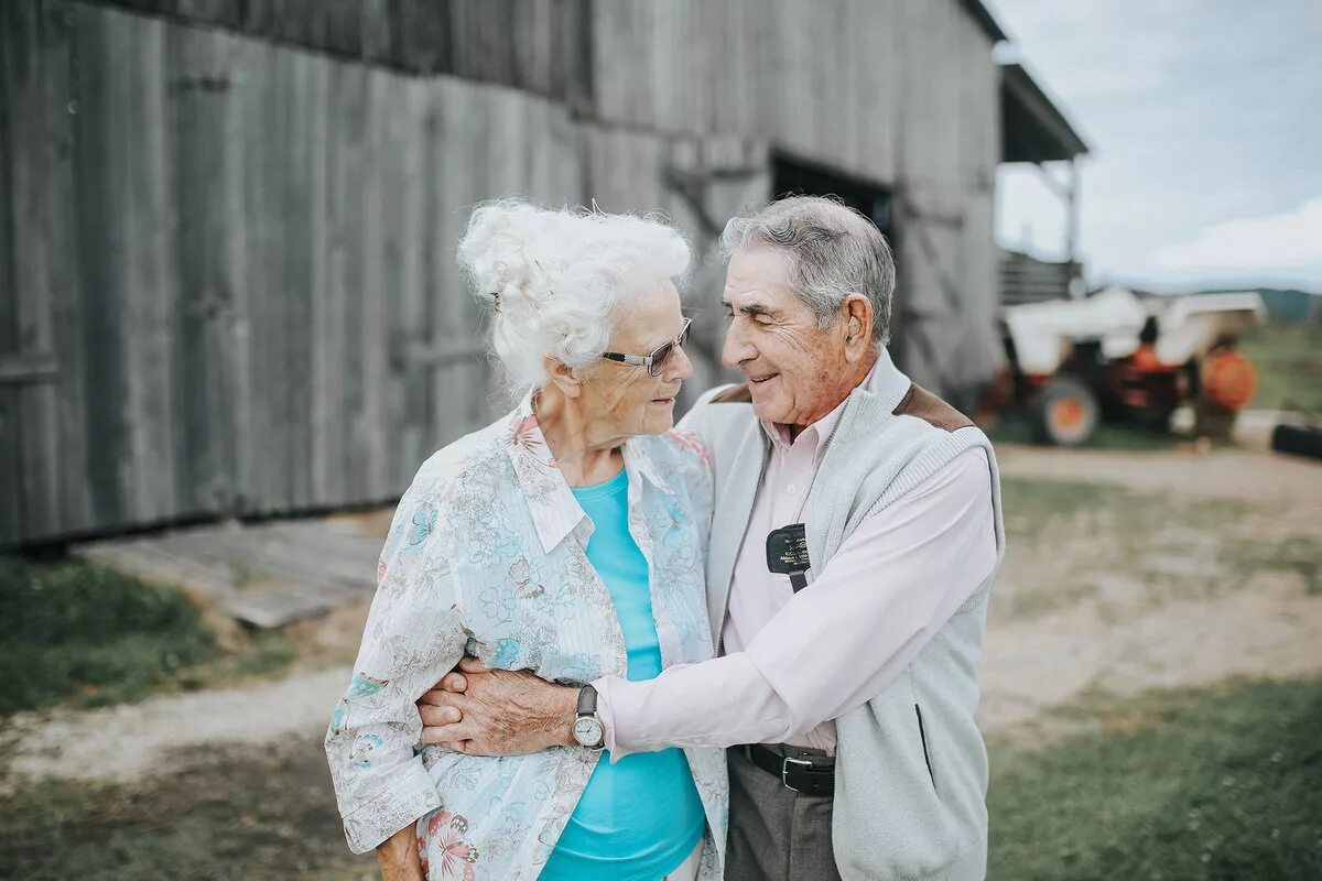 счастливые старики. русские пенсионеры. любовь пожилых. счастливые пенсионеры. пожилая пара.