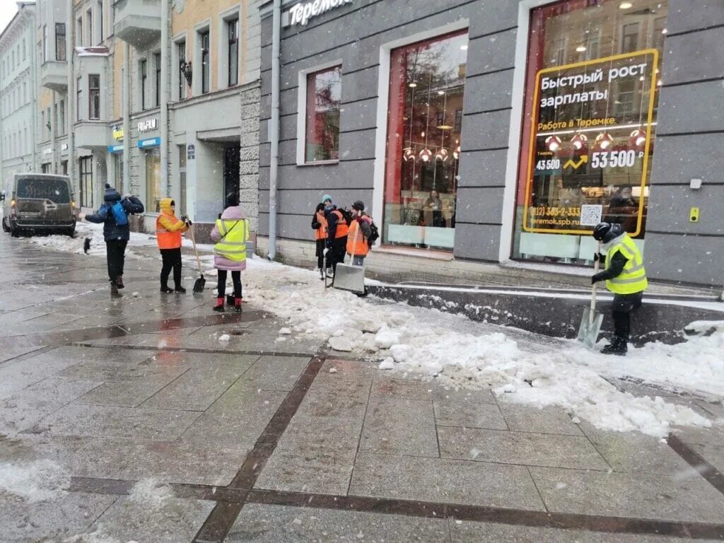 Мойка на васильевском острове. Улицы Санкт-Петербурга не убираются. Уборка снега в СПБ на Васильевском сегодня. Новости на Васильевском острове сейчас. Уборка снега Красногвардейский район СПБ.