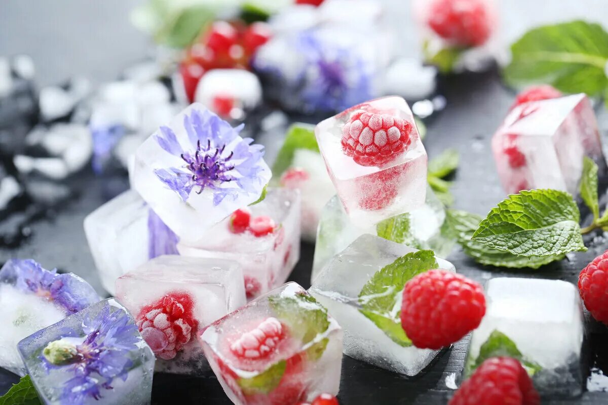 Можно ли заморозить цветы. Цветы в кубиках льда. Фрукты во льду. Лед с фруктами для коктейлей. Кубики льда с фруктами.