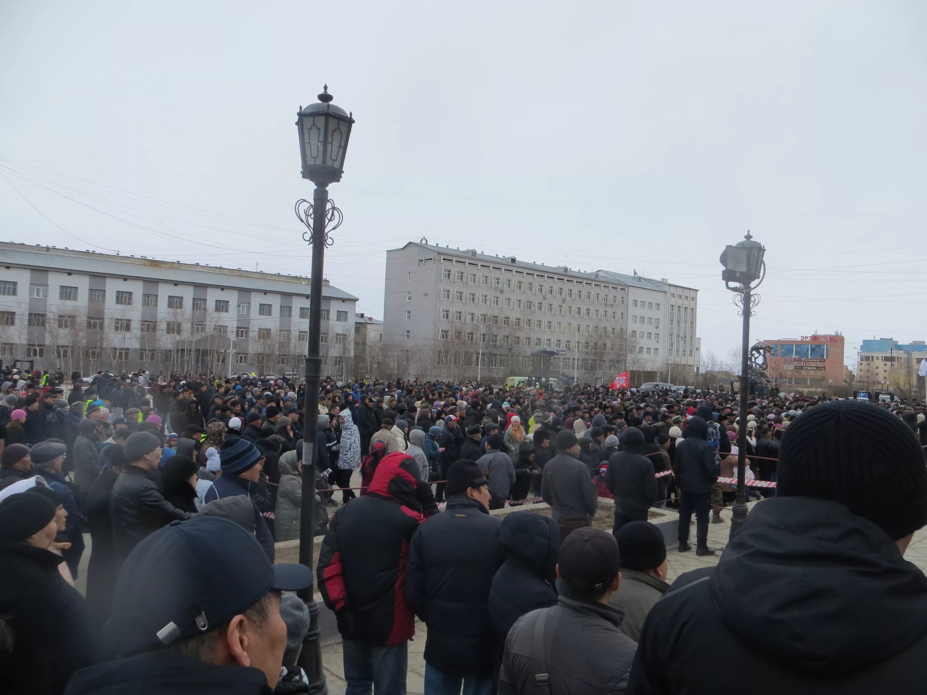 Якуты митинг. Митинг против киргизов в якутске. митинг против мигрантов. якутск митинг. митинг против мигрантов в москве.