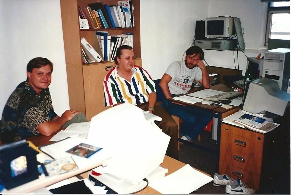Стиль 90-х годов офис. Офис в стиле 90-х. Офис из 90х.