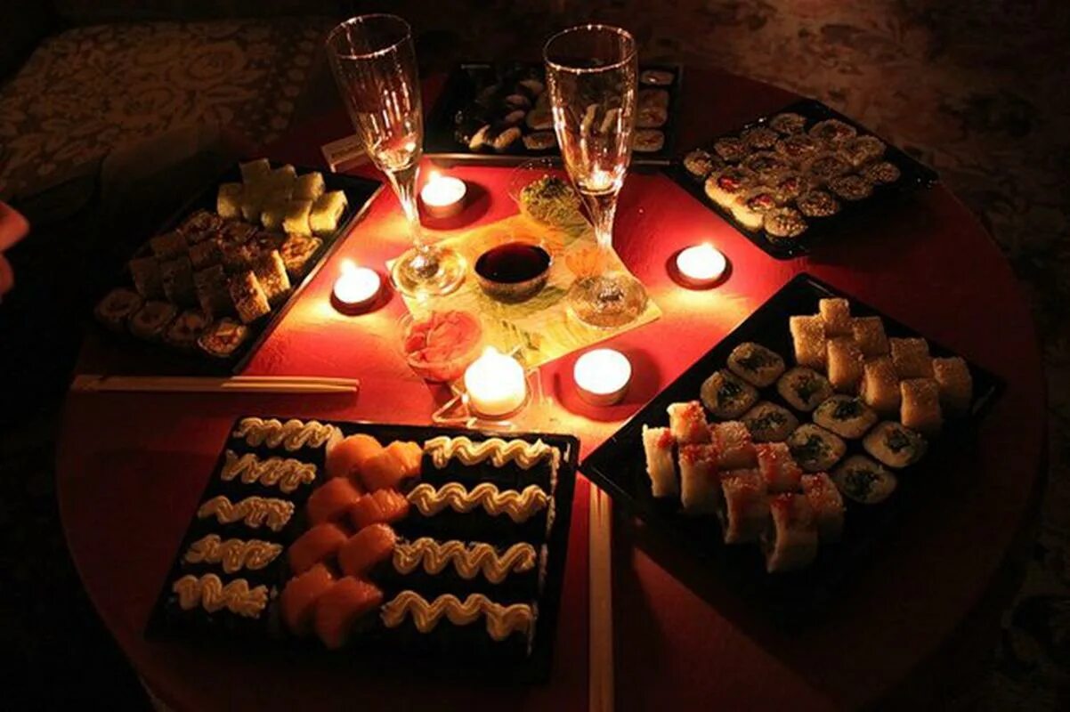 стол для романтического ужина на двоих. ужин дома своими руками. романтический ужин. романтический стол. украшение стола для романтического ужина.