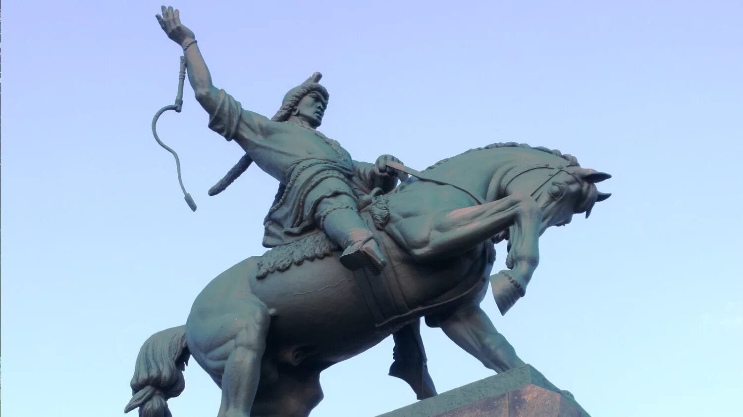 Салават юлаев памятник в уфе. Памятник республика башкортостан. Памятник салавату юлаеву. Памятник салавату юлаеву башкортостан. Салават юлаев памятник в уфе.