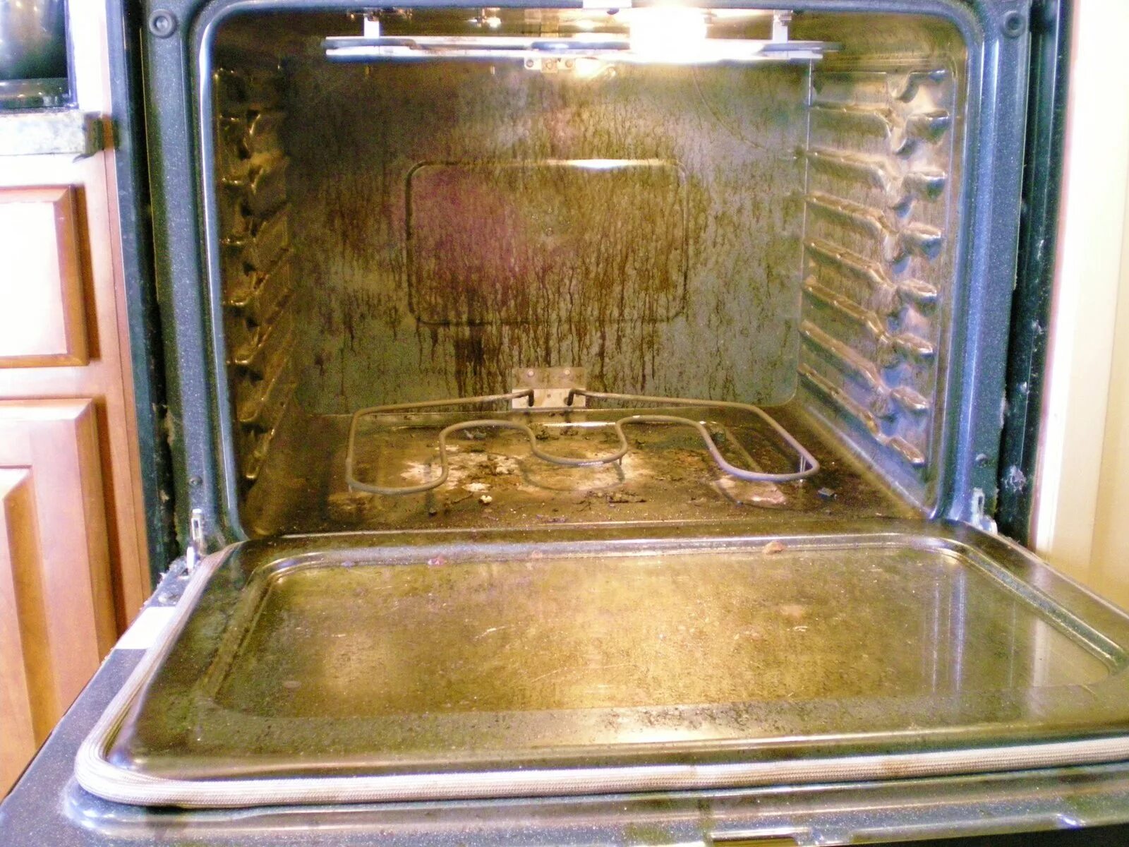 Отмыть духовку эффективно. Чистая духовка. Чистка духовки. Чистый духовой шкаф. Грязная печь.