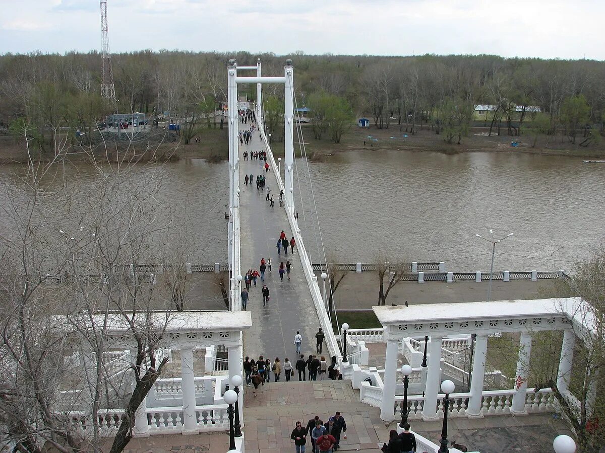 В оренбурге какой мост. Мост Европа Азия Оренбург. Мост через Урал Оренбург. Пешеходный мост Оренбург. Мост через Урал Оренбург Европа Азия.