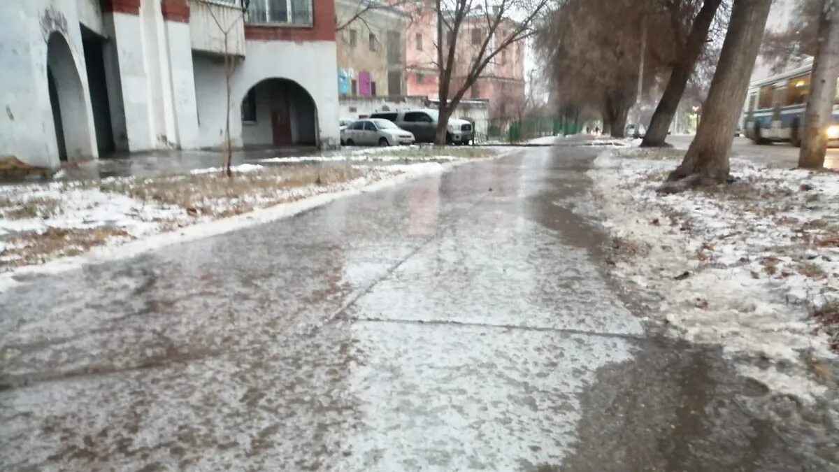 Когда закончится дождь в самаре. Дождь гололед. Ледяной дождь на дороге. Ледяной дождь Новороссийск. Гололед на улицах Самары.