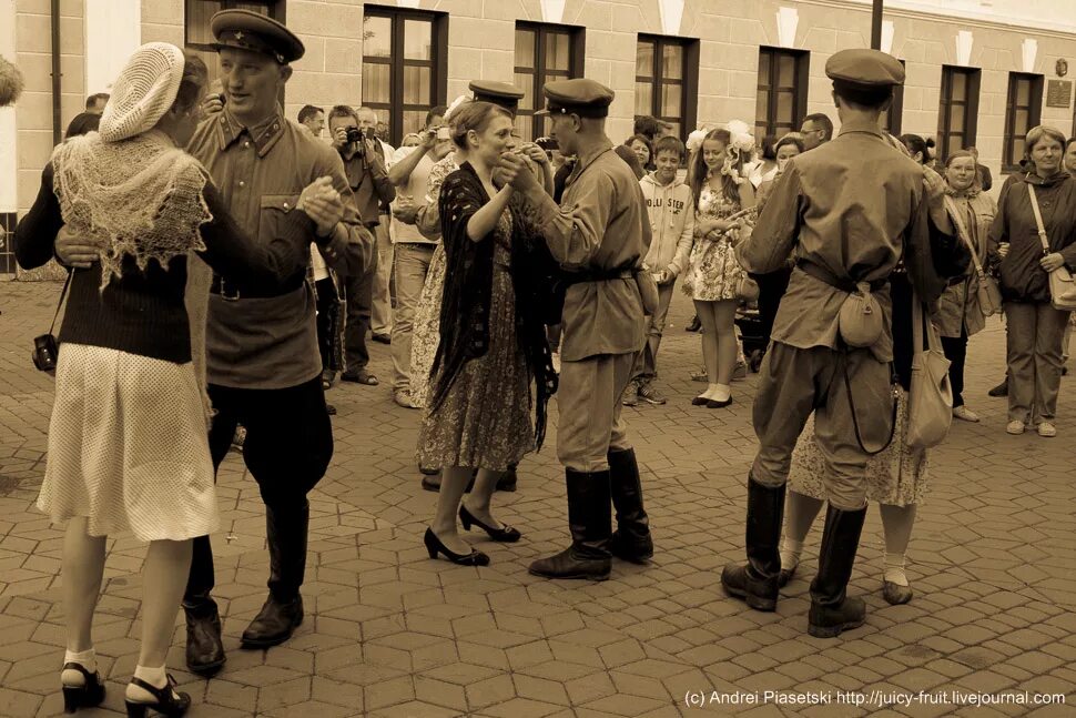 Стояли последние дни июня. Выпускной июнь 1941. Выпускники 1941 года. 22 Июня 1941 выпускники.