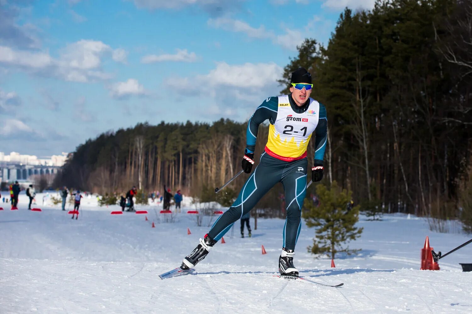 с инструктором на беговых лыжах. лыжные гонки. владимир воронков лыжник. лыжная база выкса. тренер по беговым лыжам.