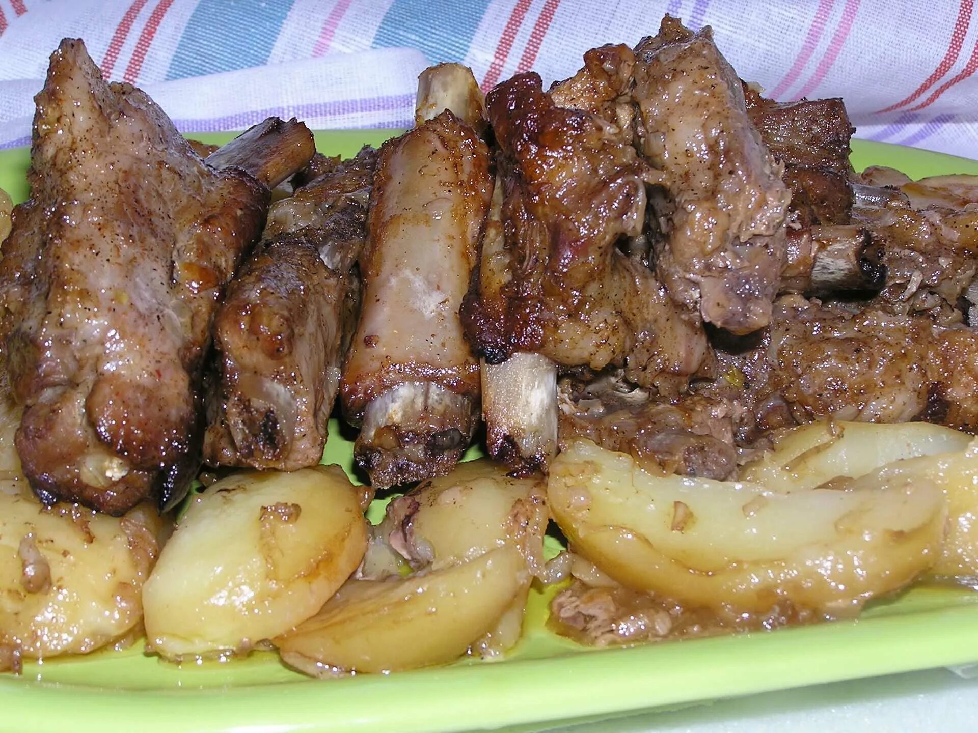 Как вкусно приготовить ребра свиные с картошкой. Рёбрышки свиные в духовке с картошкой. свиные ребрышки с картофелем. рёбра свиные в духовке с картошкой. рёбрышки в духовке с картошкой.