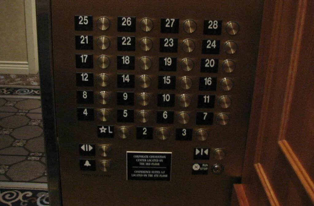 Почему нет 13 про. Кнопка лифта на Америку. Лифт в Америке. 13 Этаж лифт. Кнопки лифта без 13 этажа.
