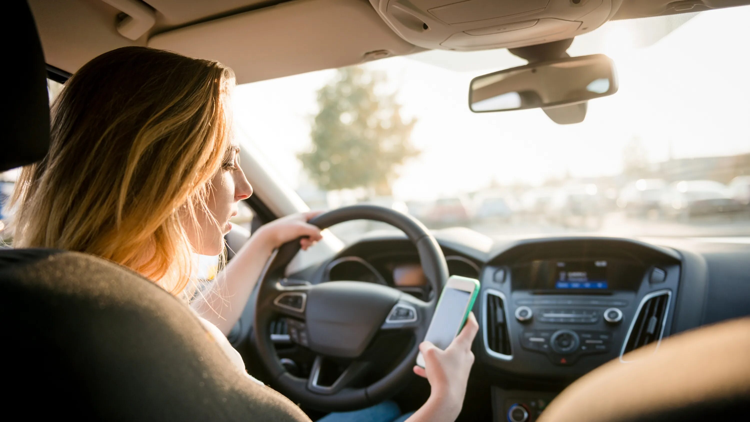 Drive a car she напиши. Женщина за рулем. За рулем машины. Вождение автомобиля. Женщина за рулем с телефоном.