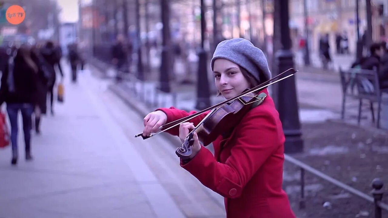 Девочка на улице играет. Уличный скрипач. Музыканты на улице. Уличные музыканты.