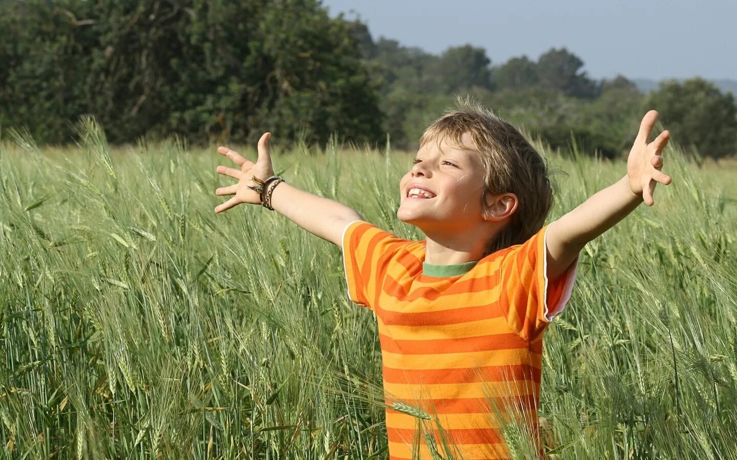 Счастье это положительная эмоция. Дети и природа. Счастливый ребенок. Счастливые дети на природе. Детям о счастье.