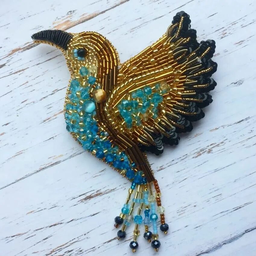 Брошки из бисера птицы. Брошь птица из бисера. Магазин зеленая птичка бисер. Брошь колибри из полимерной глины. Колибри пиафлор.
