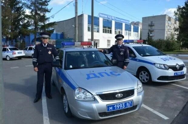 Телефон гибдд смоленск. Сотрудники ДПС Смоленск. Сотрудники ГИБДД Смоленска. ДПС Смоленск. Полиция автомобиль Смоленск.