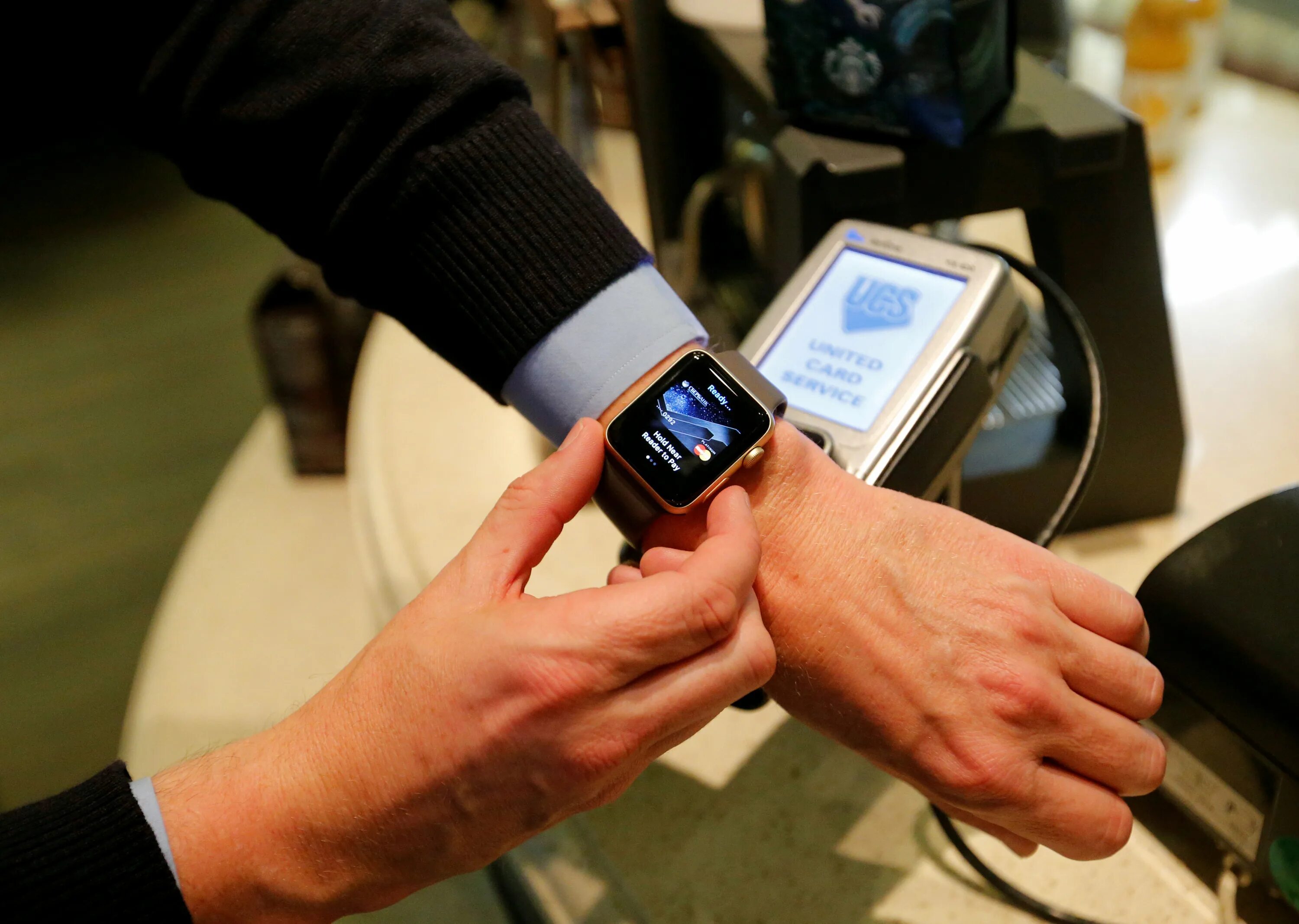 Часы с nfc для оплаты в россии. Смарт часы с нфс. Apple watch NFC. NFC оплата Apple watch. Смарт часы с бесконтактной оплатой.