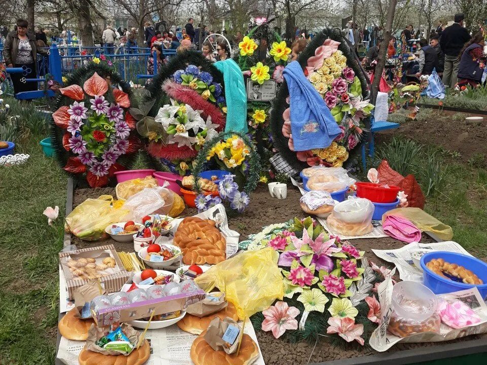 Радоницу. Поминовение усопших на Радоницу. Фото на Радоницу. Могила. Можно ли на кладбище после обеда