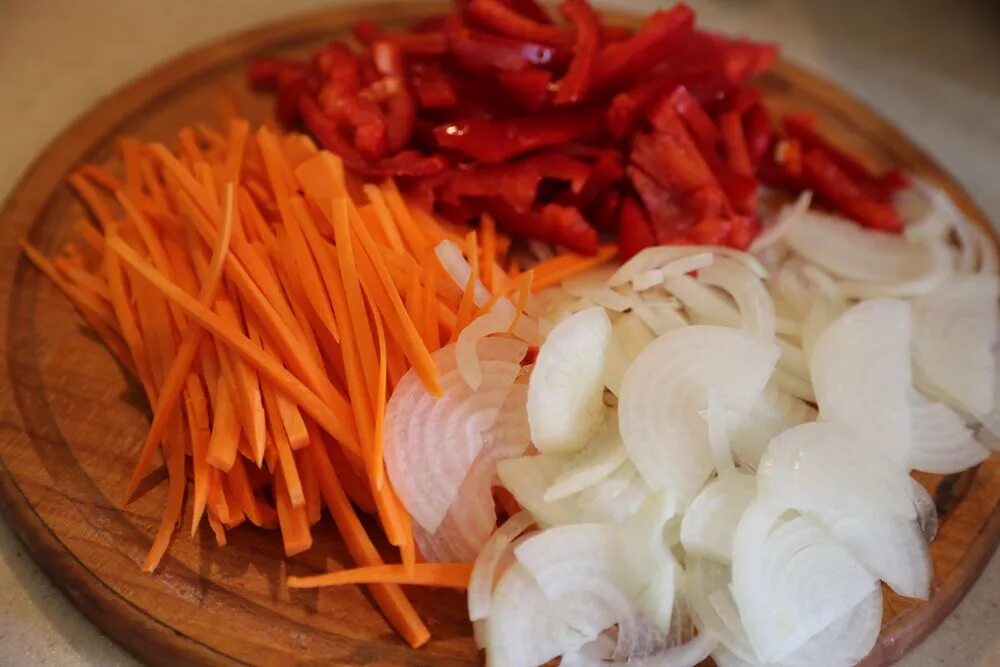 Нарезка овощей соломкой. Овощи нарезанные соломкой. Лук и морковь нарезанные соломкой. Нарезать перец соломкой. Нарезка овощей моркови перца соломкой.