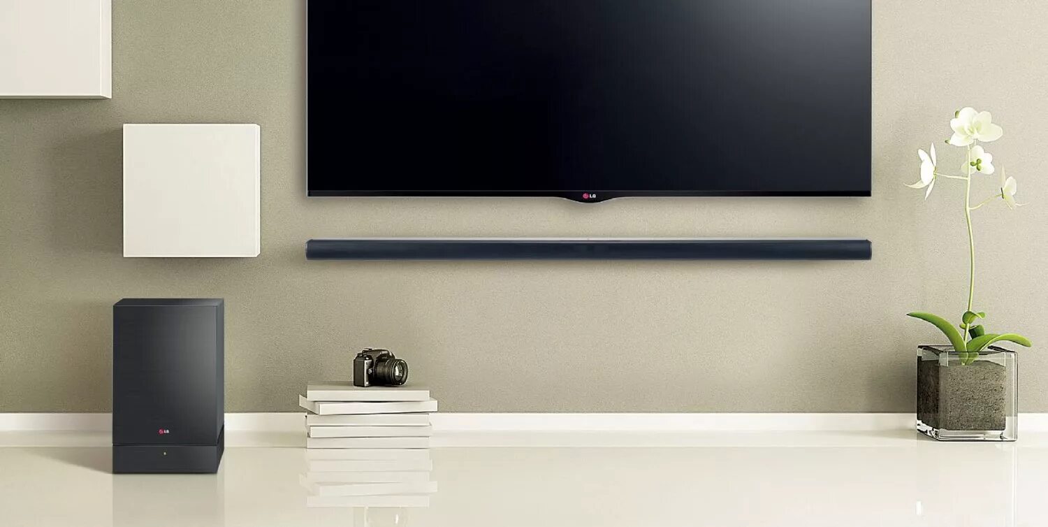 Саундбар филипс 6/1. Саундбар bose soundbar 700 single white. Большой телевизор и саундбар. Саундбар белый. Soundbar harman kardon 2.