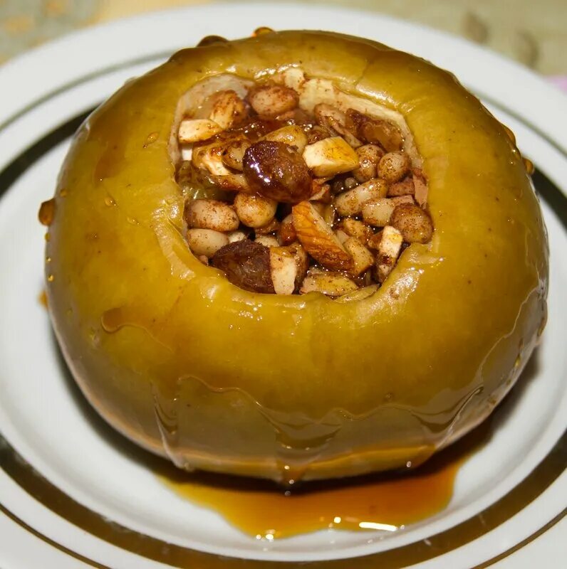 яблоки с орехами в духовке. печеные яблоки с медом. запеченные яблоки с орехами. запечённые яблоки в духовке. яблоки с орехами в духовке.