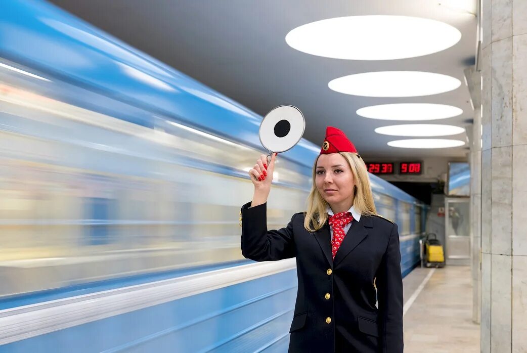 гуляева московский метрополитен дежурная по станции. дежурный по станции метрополитена. сигнальный диск дежурного по станции. ручной диск дежурного по станции. московский метрополитен дежурный по станции.