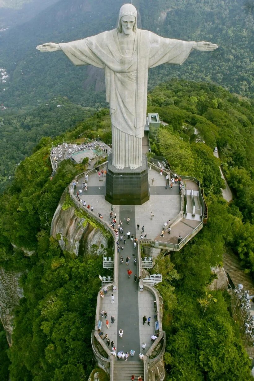 Памятники бразилии. Христос Искупитель Рио де Жанейро. Статуя Иисуса Христа в Рио-де-Жанейро. Статуя Христа-Искупителя Бразилия. Статуя Иисуса в Рио де Жанейро.