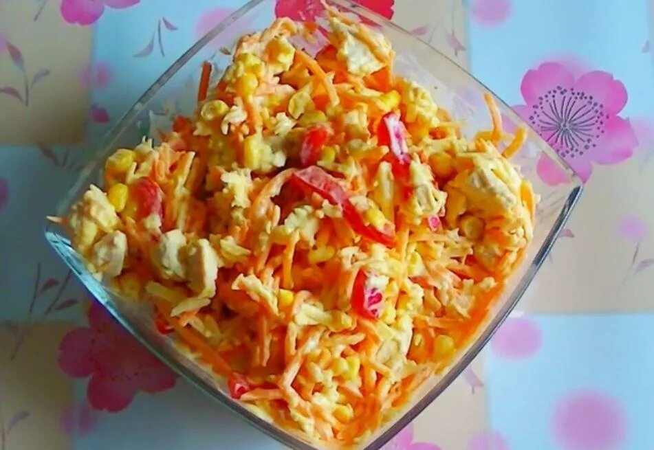 Салат с куриной грудкой и кукурузой и корейской морковкой. Салат с куриной грудкой и корейской морковью и кукурузой. Салат с копчёной грудкой и корейской морковью. Салат с копчёной куриной грудкой и корейской морковью. Салат морковь грудка перец