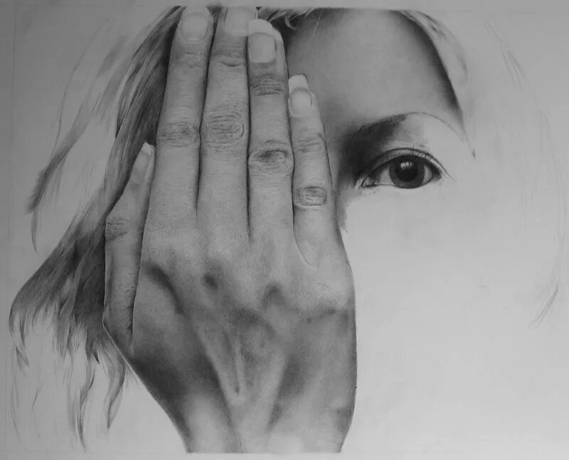 девушка рисует руки. рисовать девушку. девушка рисует руки. мольберт с красками и кисточками. мольберт и краски.